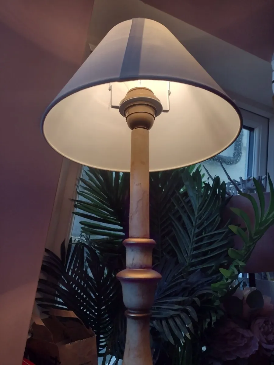 Tall elegant table lamp - Image 1
