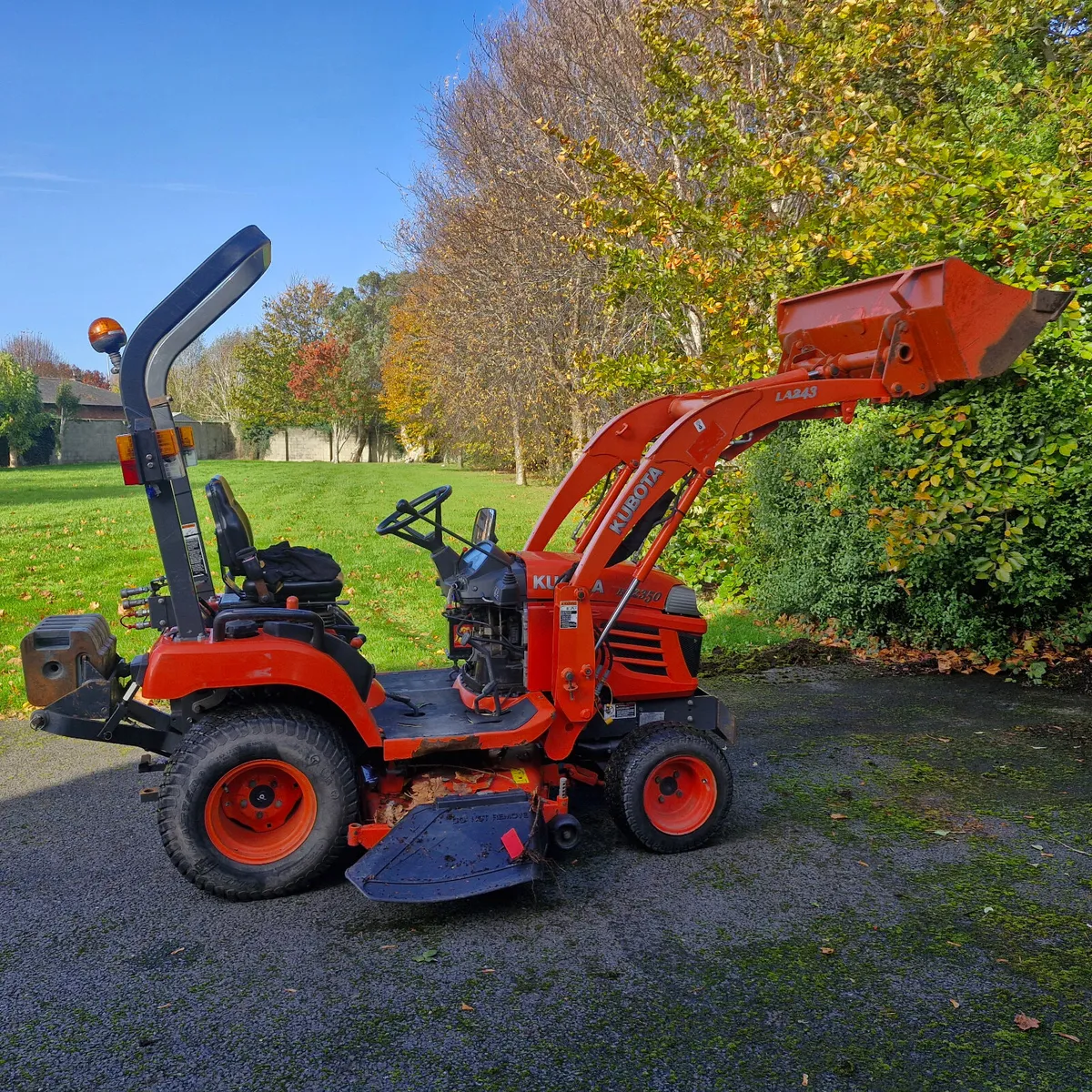 Kubota tractor mower with loader - Image 1