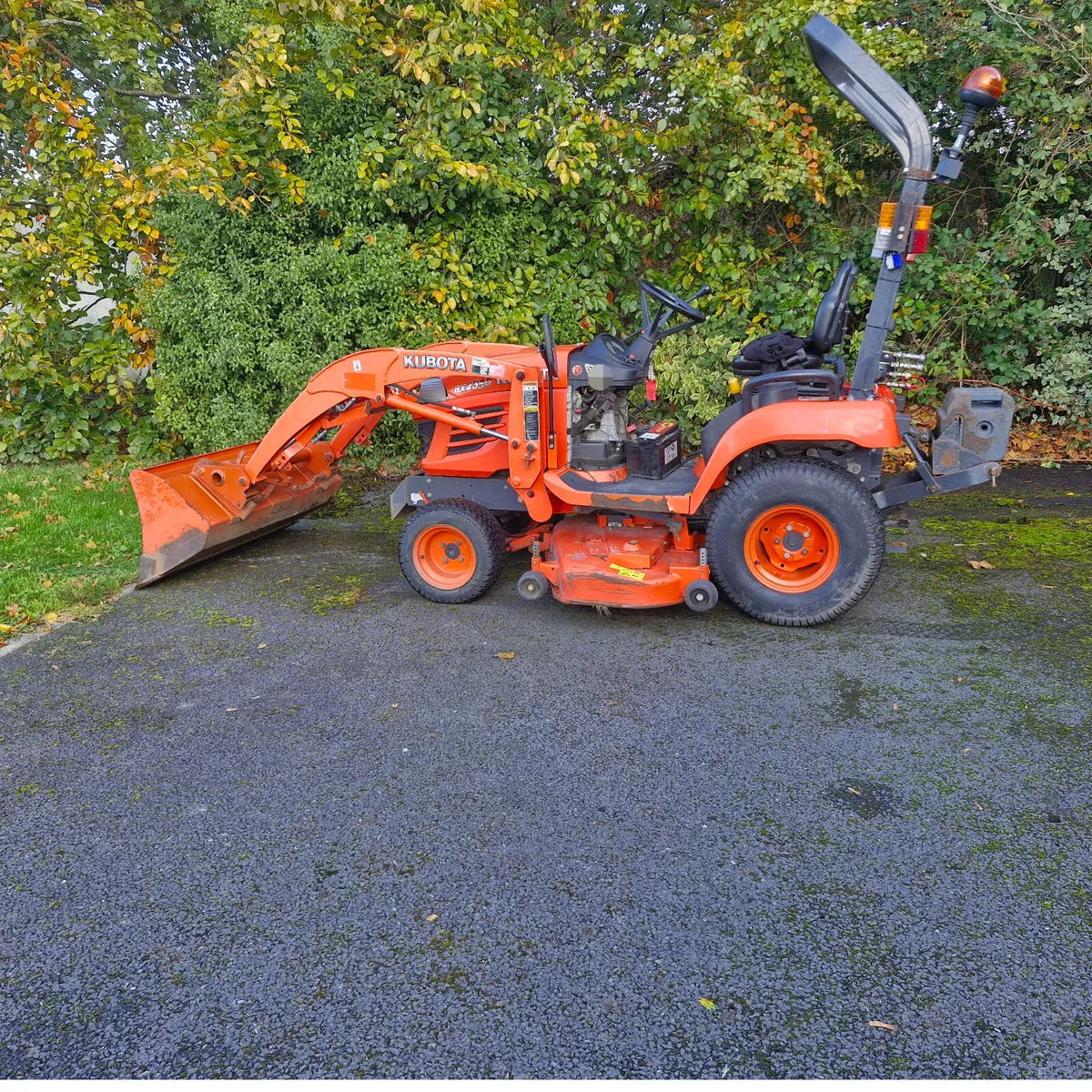 Kubota tractor mower with loader - Image 2
