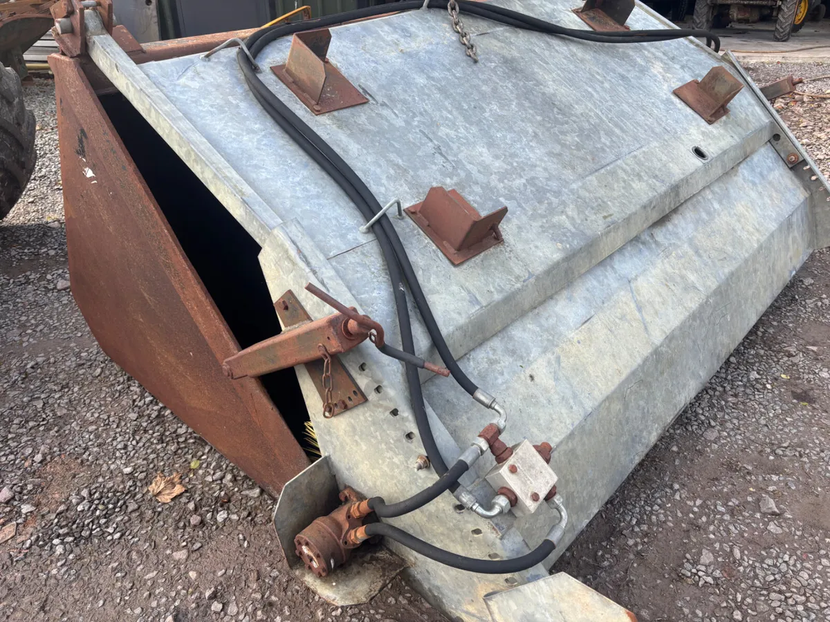 Albutt bucket/brush 7ft 5” - Image 1