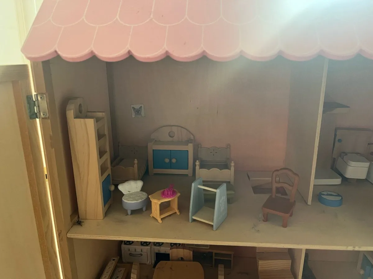 Wooden dolls house - Image 3