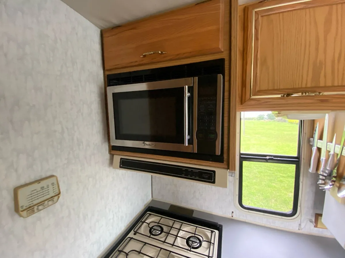 Storm damaged: Winnebago brave 32ft RV camper - Image 4