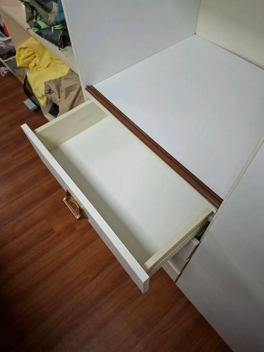 WHITE WARDROBE - Image 3