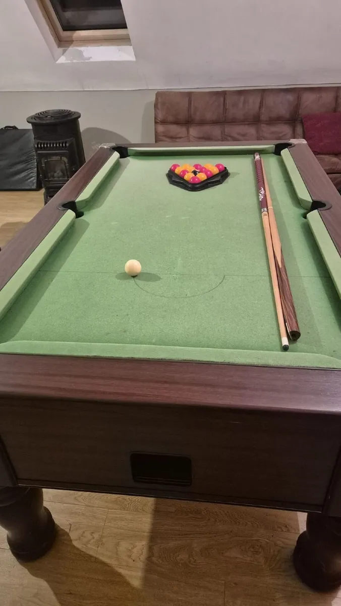 Pool table - Image 1