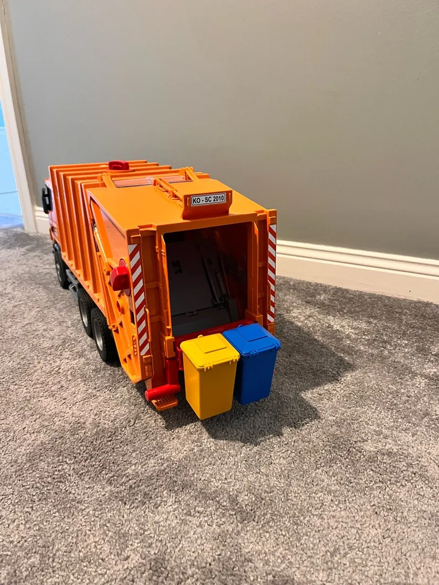 Bruder 1:16 MAN TGS Garbage Truck - Image 2