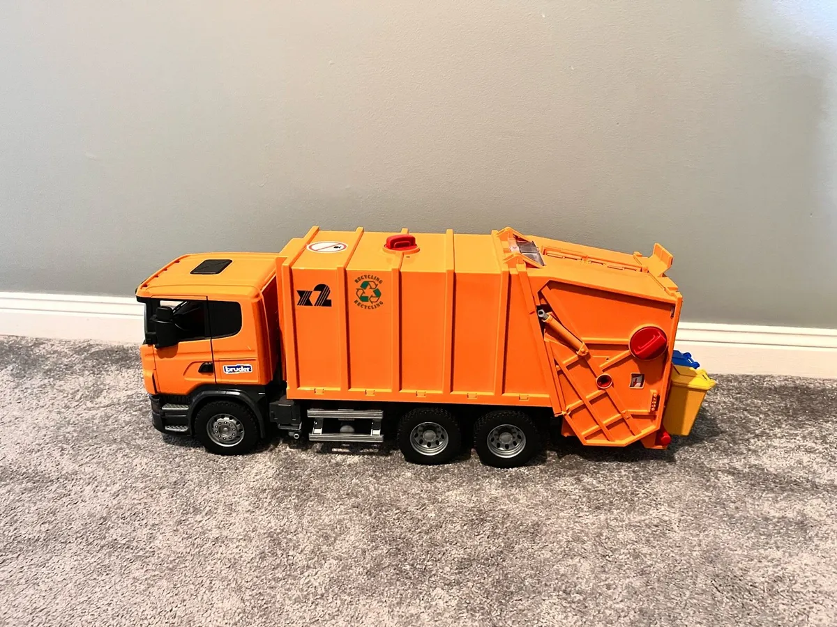 Bruder 1:16 MAN TGS Garbage Truck - Image 3