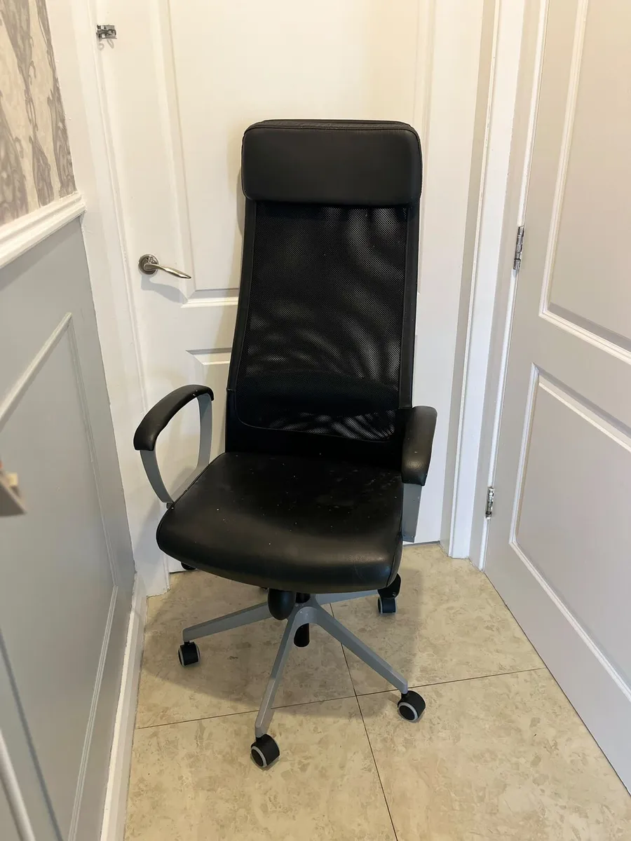 office chair with a high mesh backrest, black seat - Image 3