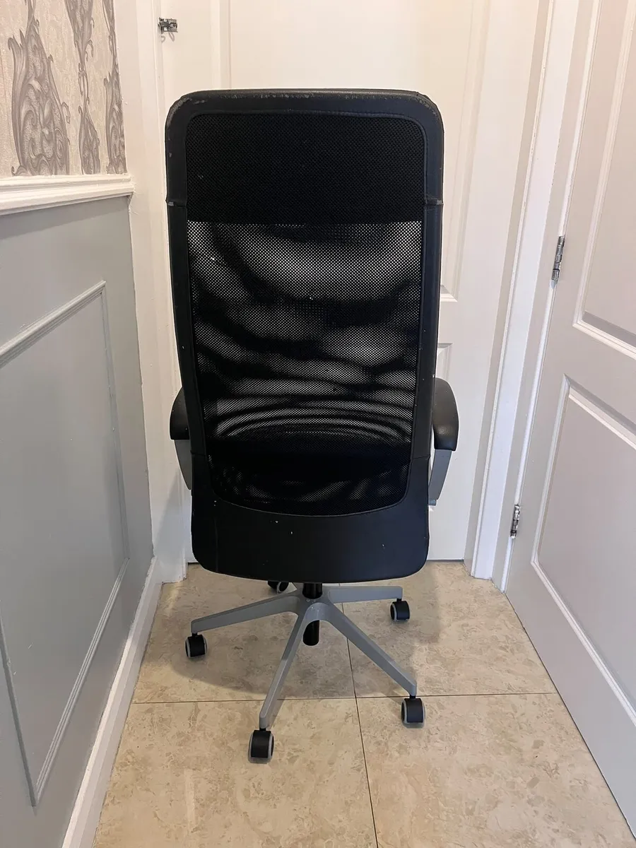office chair with a high mesh backrest, black seat - Image 4