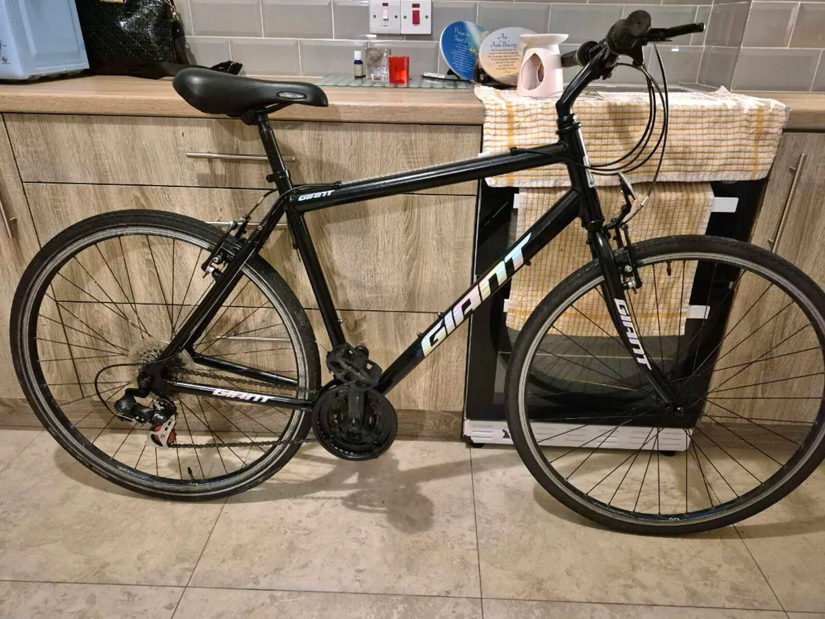 ADULTS GIANT ESCAPE BIKE 21” FRAME BRAKES AND GEAR - Image 2
