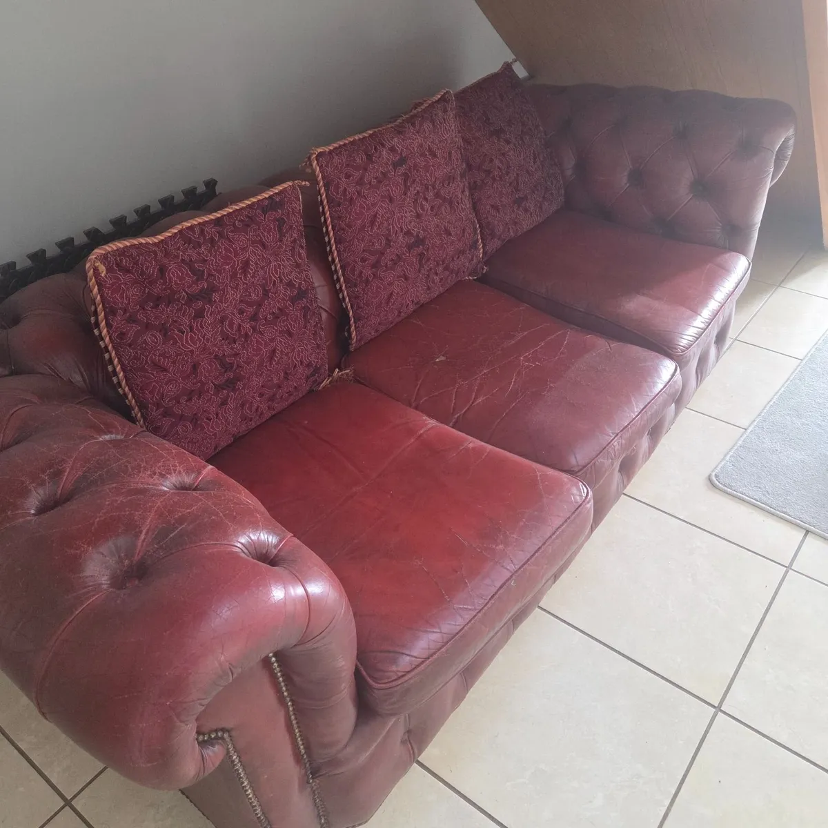 Chesterfield suite 3 seater + single seater - Image 1
