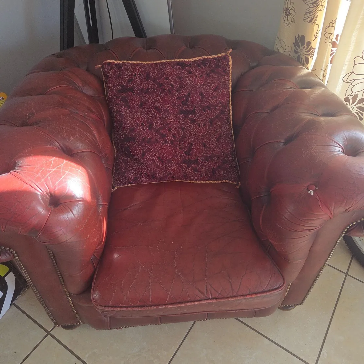 Chesterfield suite 3 seater + single seater - Image 3