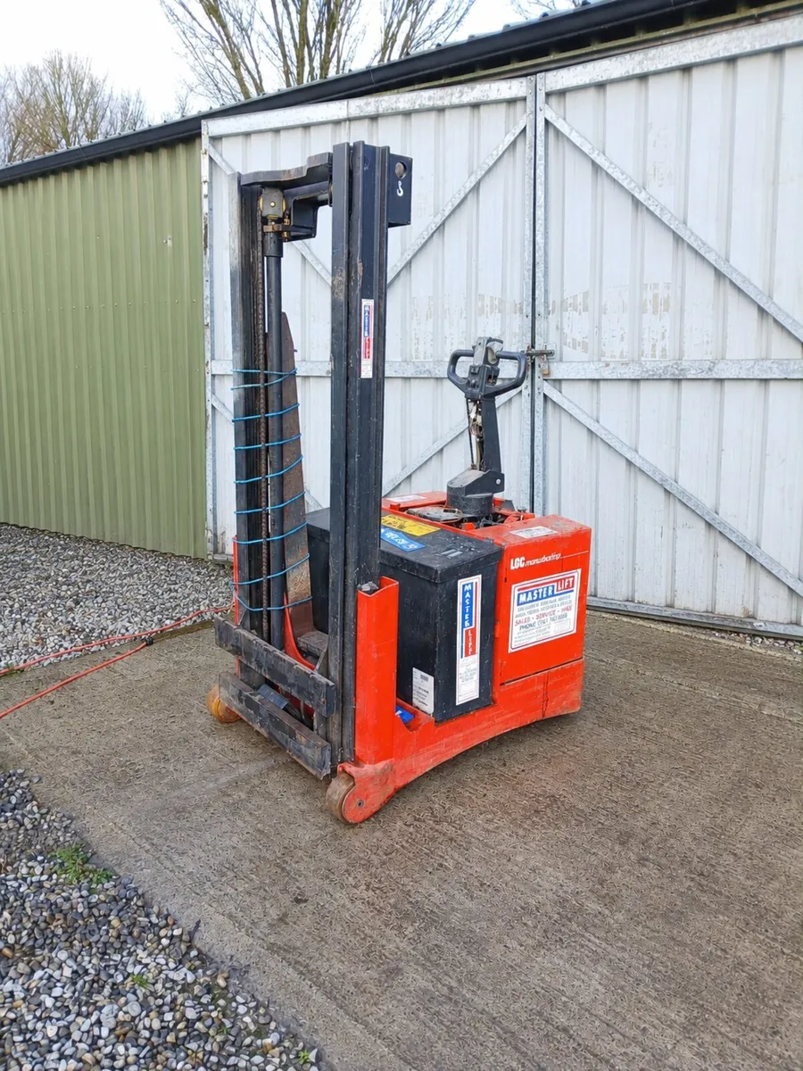 2000 Clarke Electric Forklift - Image 1