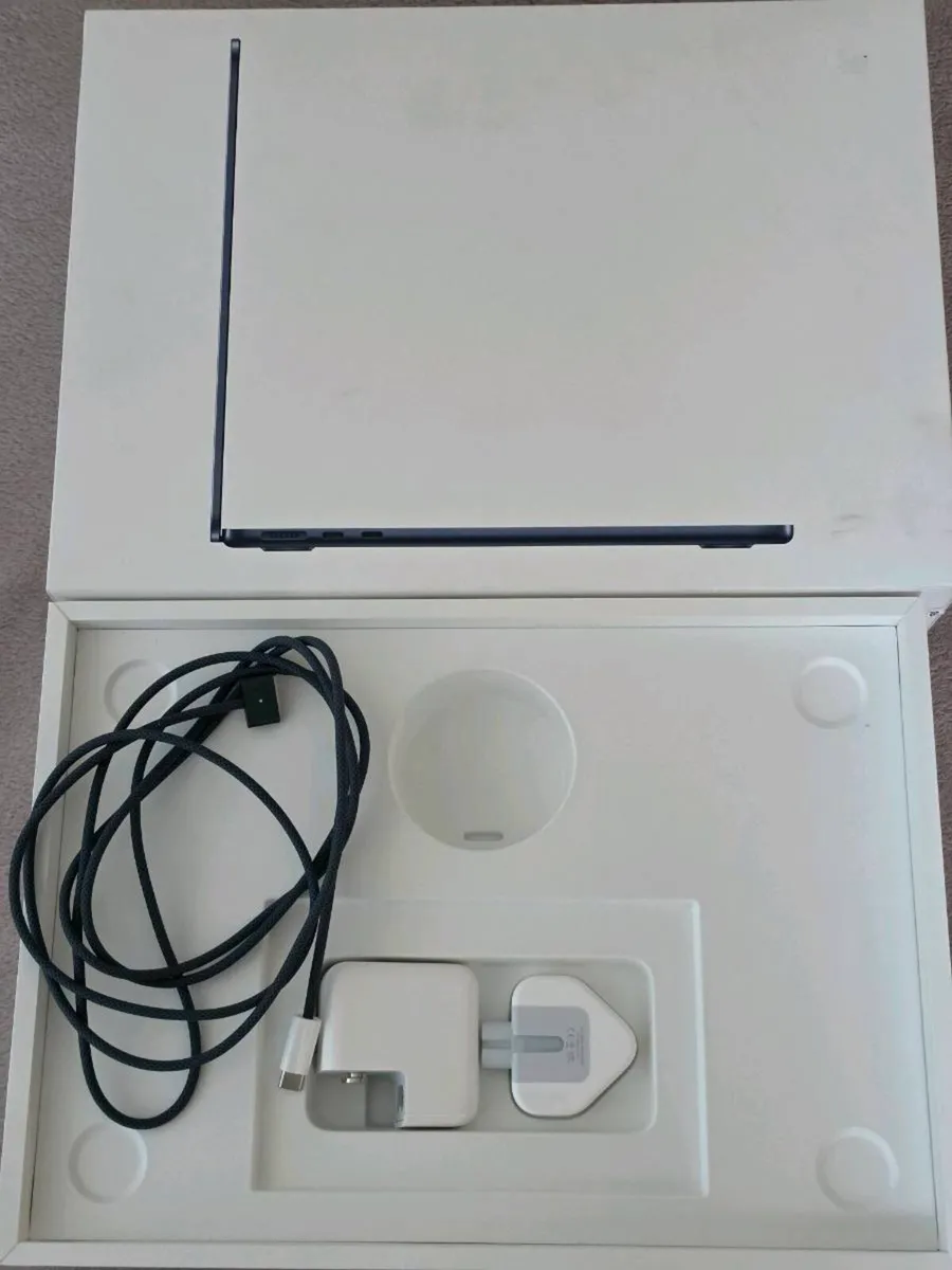 MacBook Air 13" (M4, 16GB RAM, 256GB SSD) – Pristi - Image 1