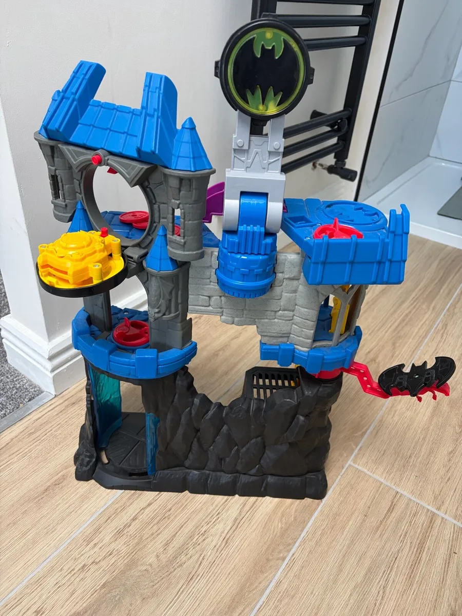 Batman cave playset - Image 1