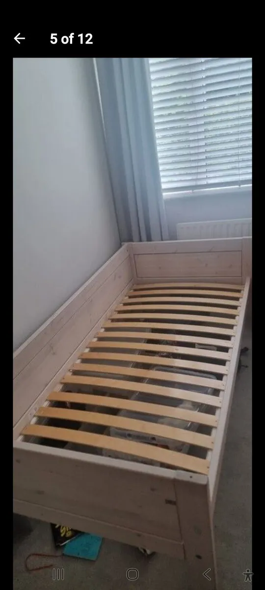 Single wooden bed - Image 1