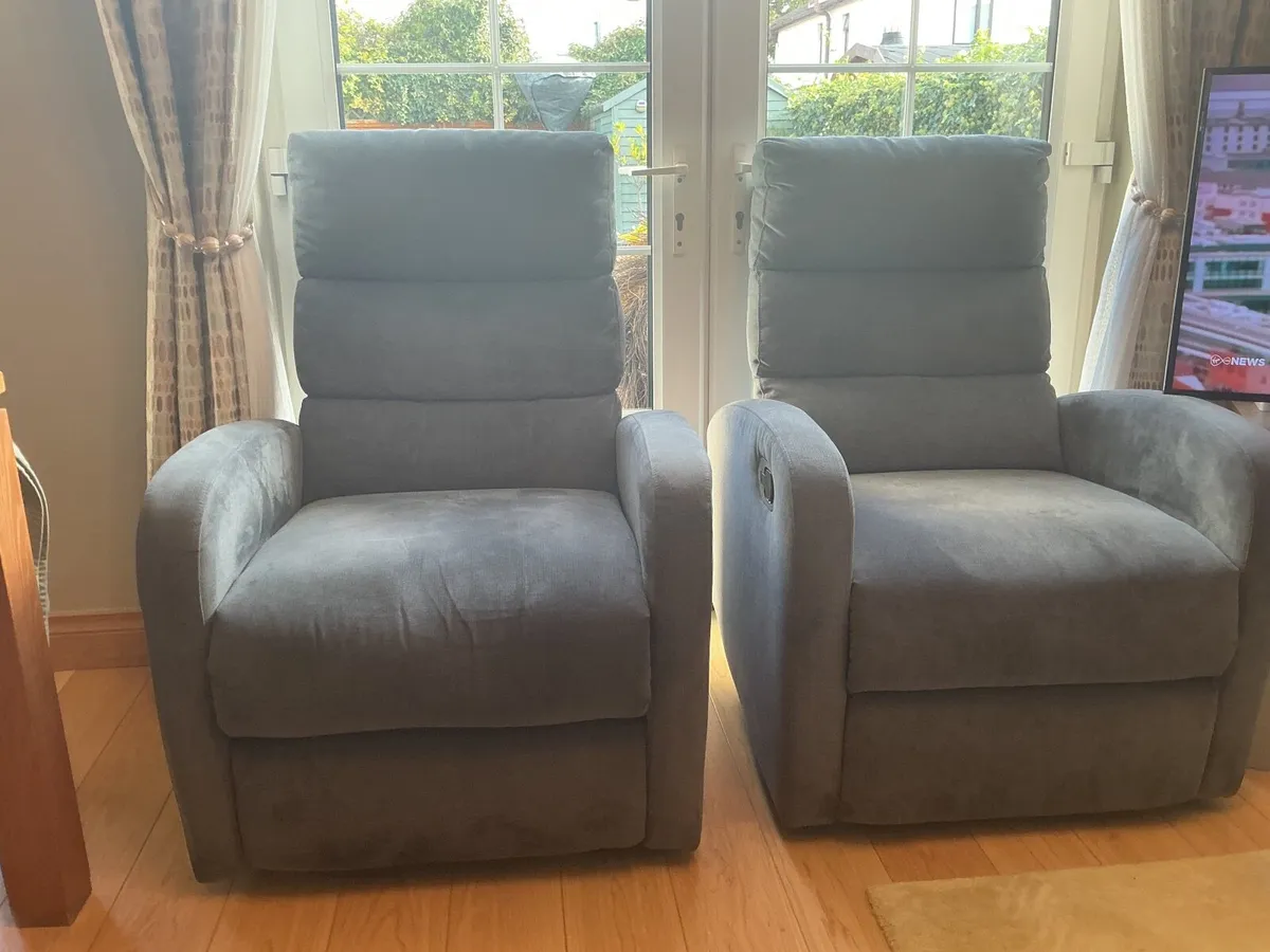 Recliner chairs - Image 1
