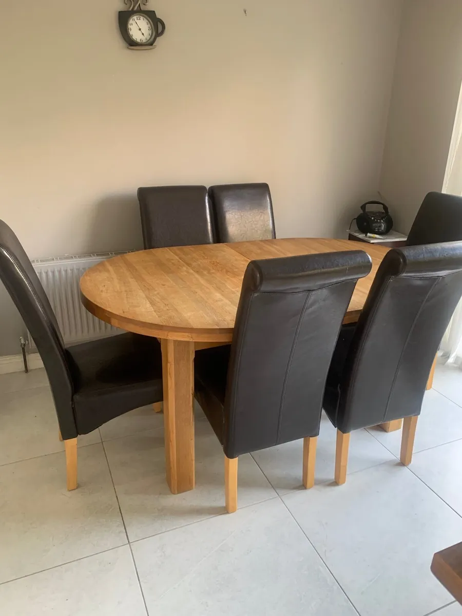 Solid extendable oak table- very good in - Image 1
