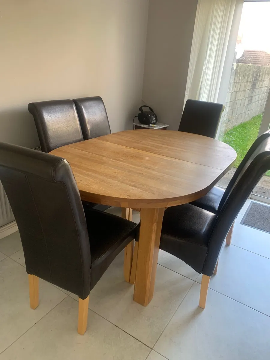 Solid extendable oak table- very good in - Image 2