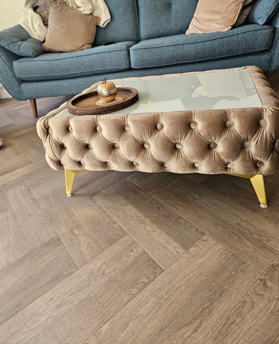 Velvet button-tufted coffee table with glass top - Image 2