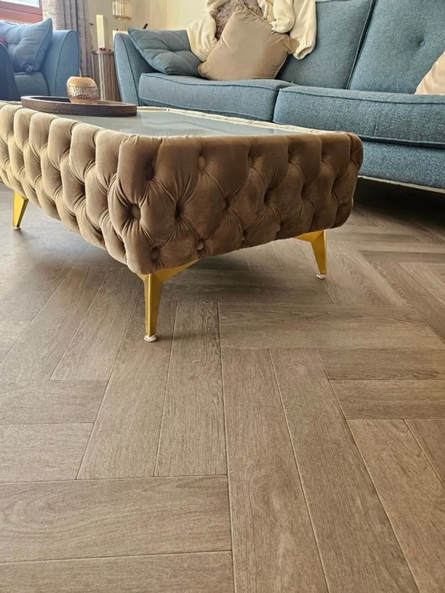 Velvet button-tufted coffee table with glass top - Image 3