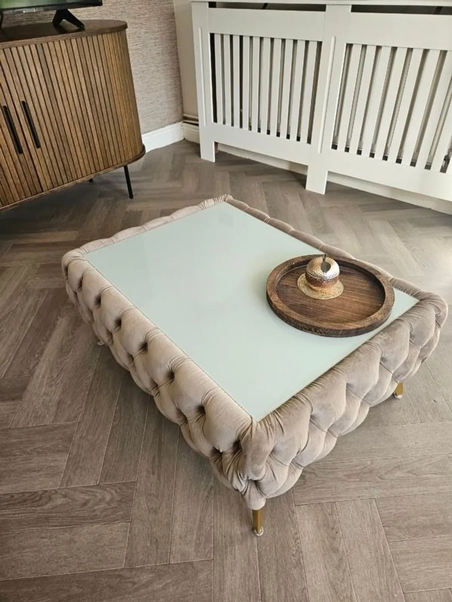 Velvet button-tufted coffee table with glass top - Image 4