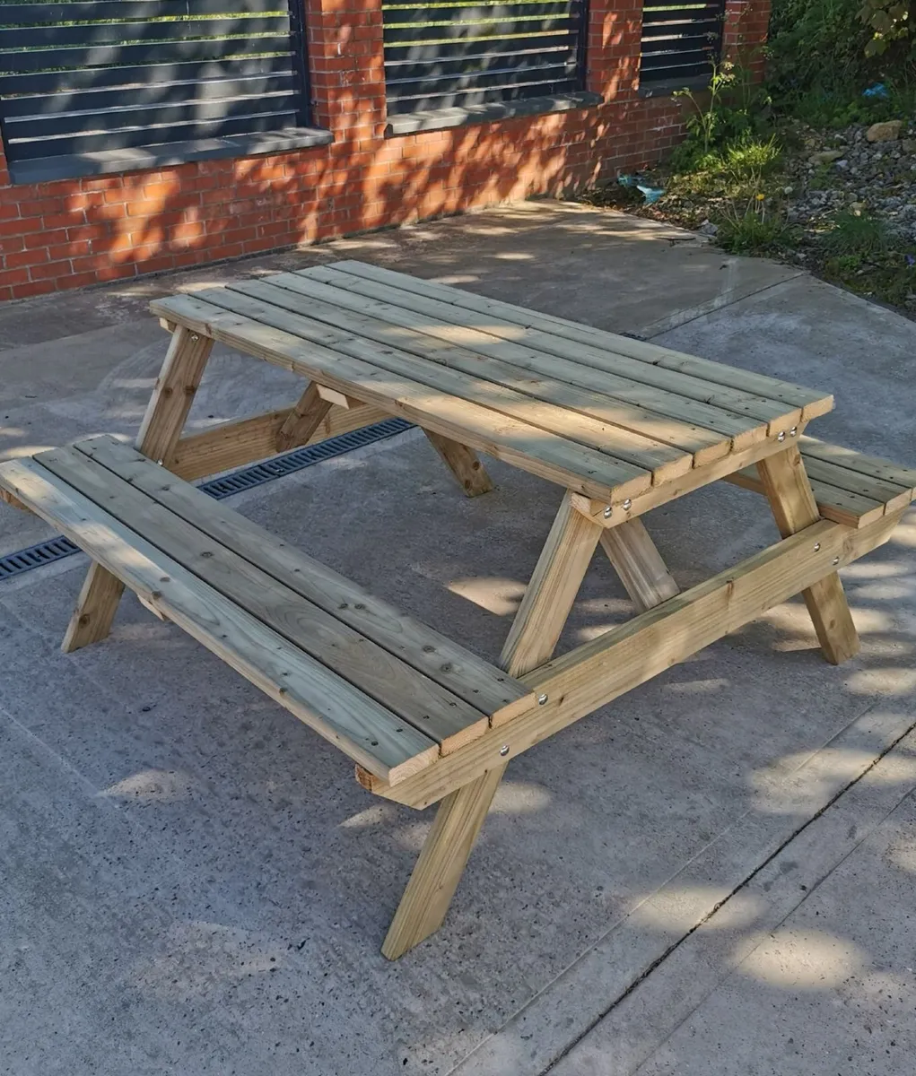 Picnic bench