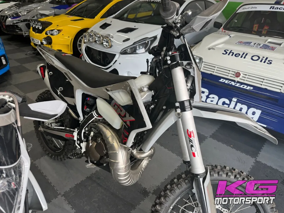 2023 GPX TSE 300RÀcc Two-Stroke Enduro NEW 0KM - Image 2