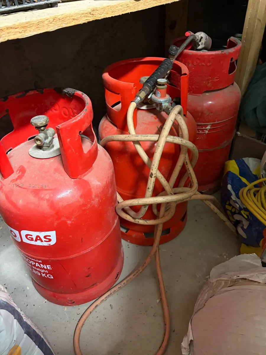 Gas cylinders