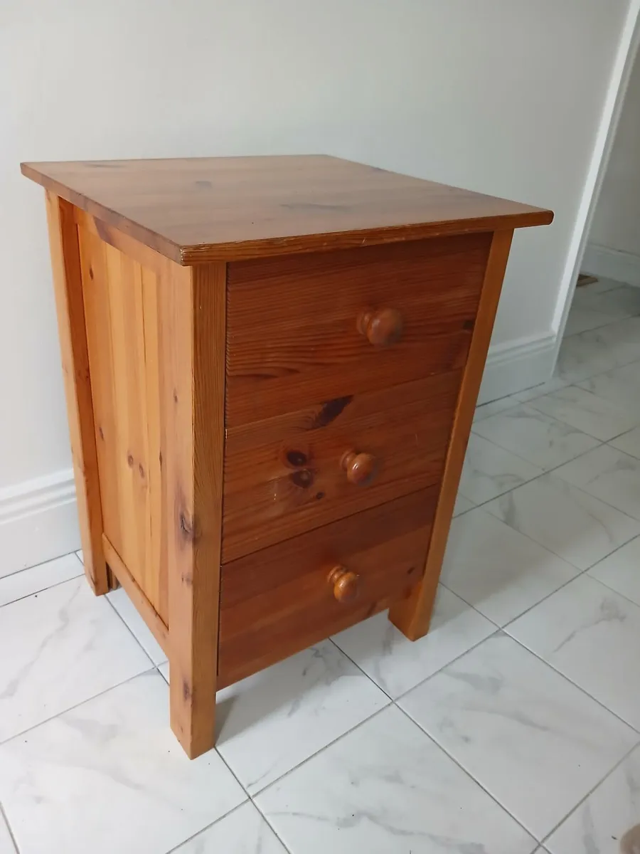 SMALL COMPACT FINE PINE BEDSIDE LOCKER. - Image 2