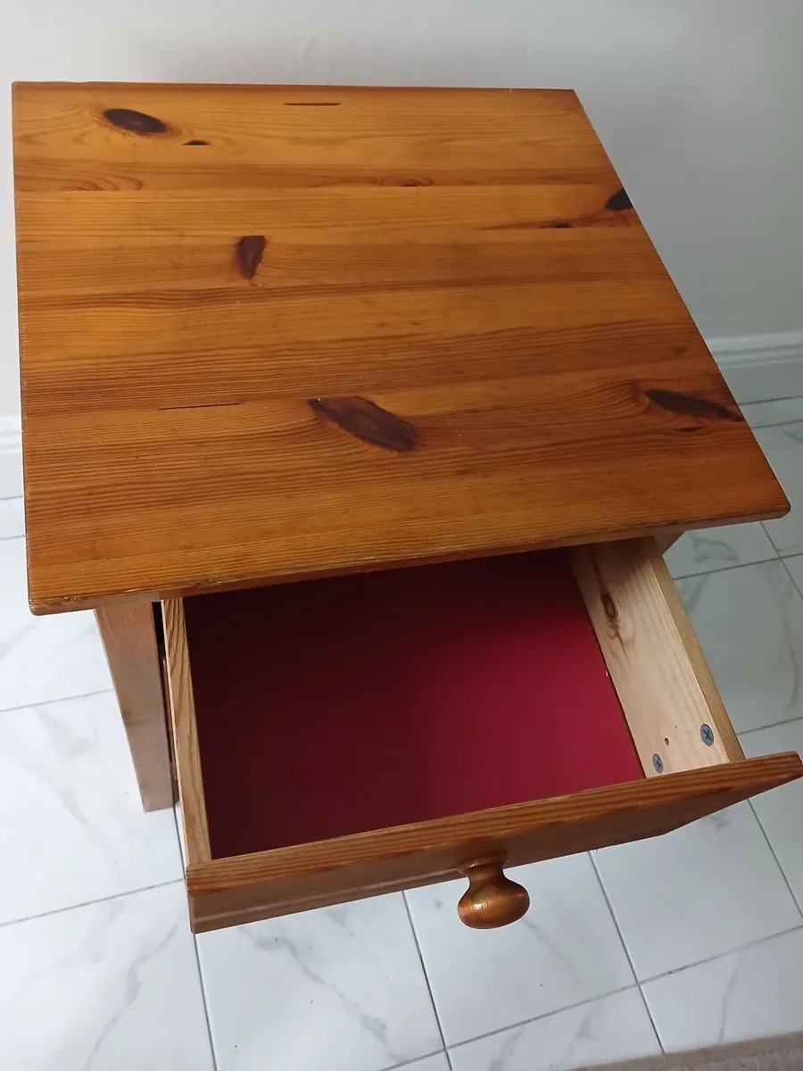 SMALL COMPACT FINE PINE BEDSIDE LOCKER. - Image 3