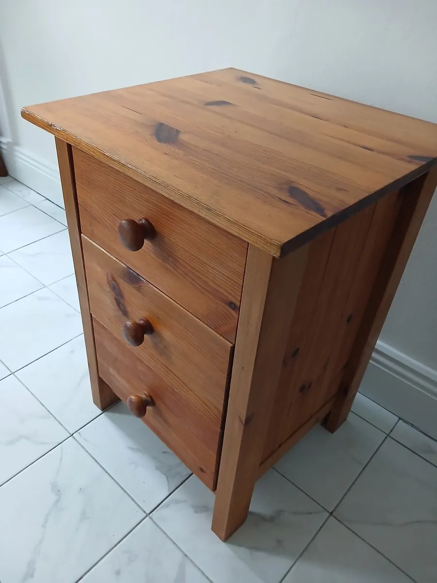 SMALL COMPACT FINE PINE BEDSIDE LOCKER. - Image 1