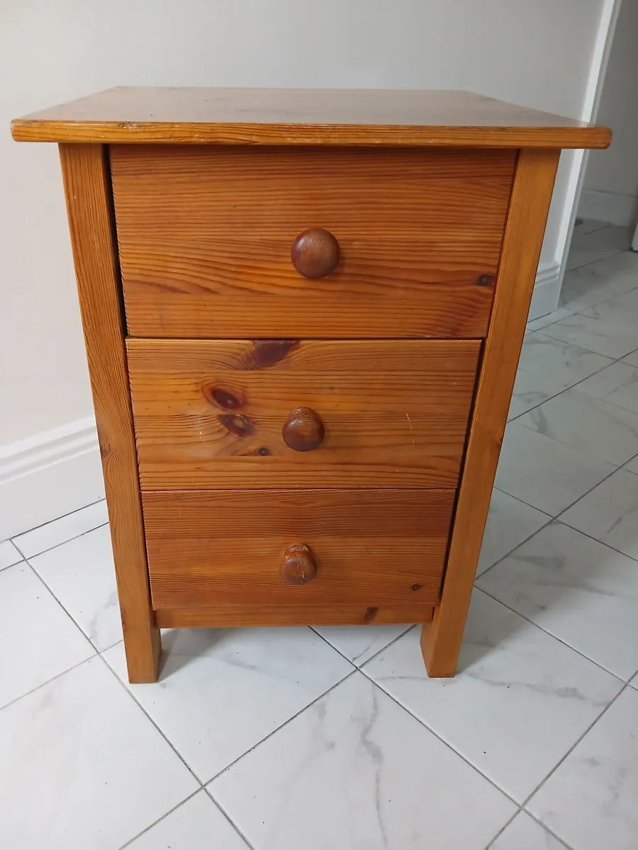 SMALL COMPACT FINE PINE BEDSIDE LOCKER. - Image 4