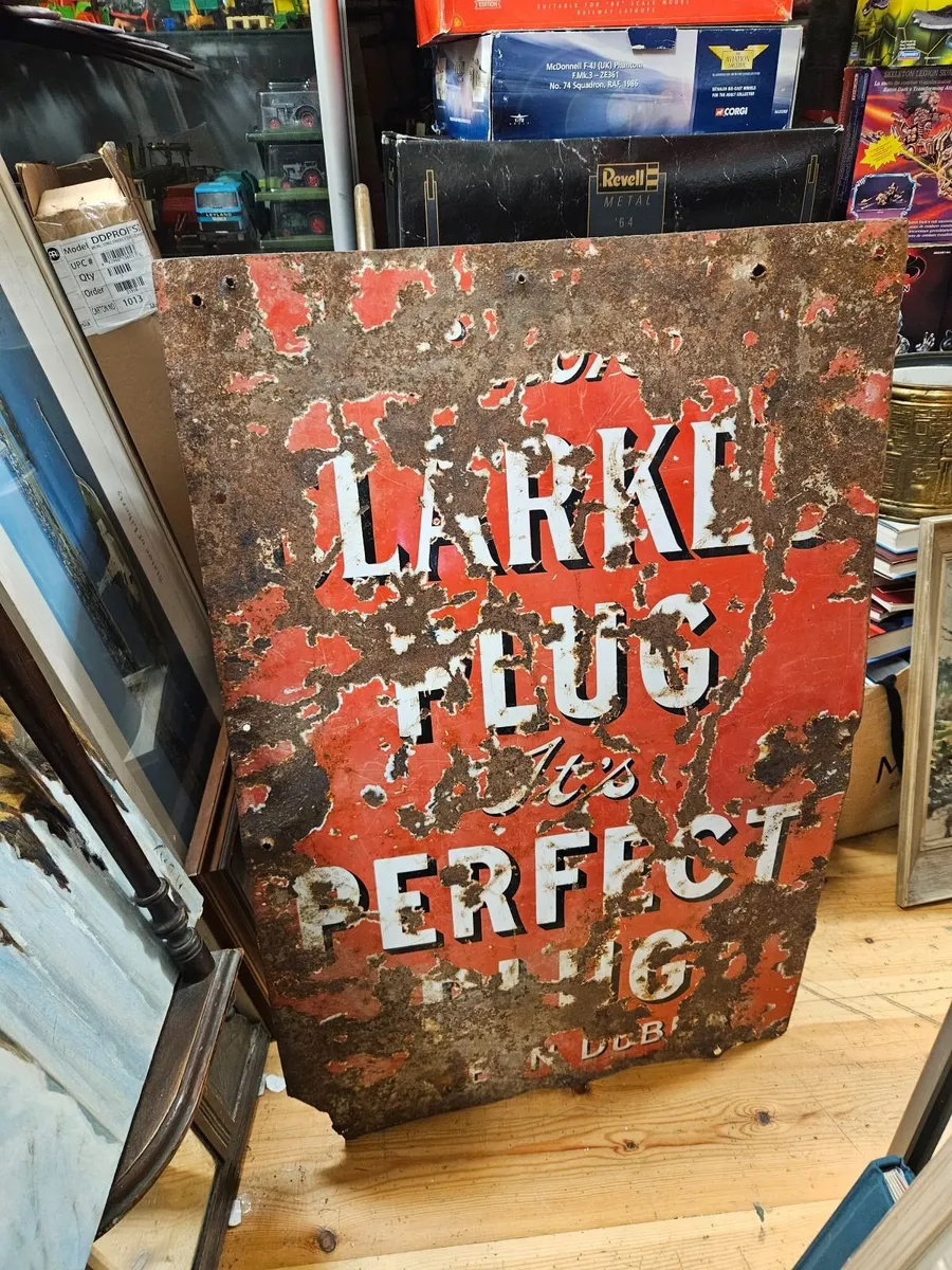 Vintage Clarkes Dublin Plug Tobacco Sign - Image 3
