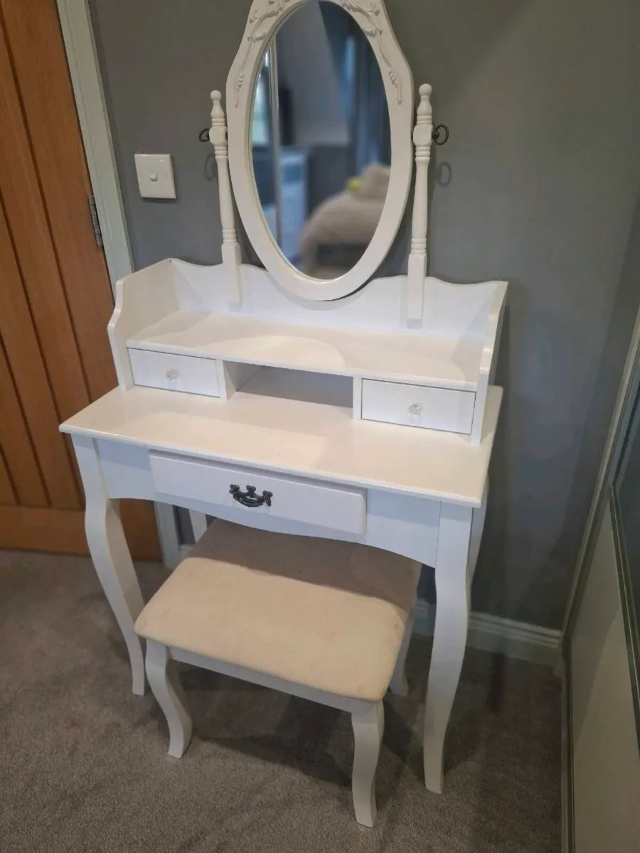 Vanity table - Image 1