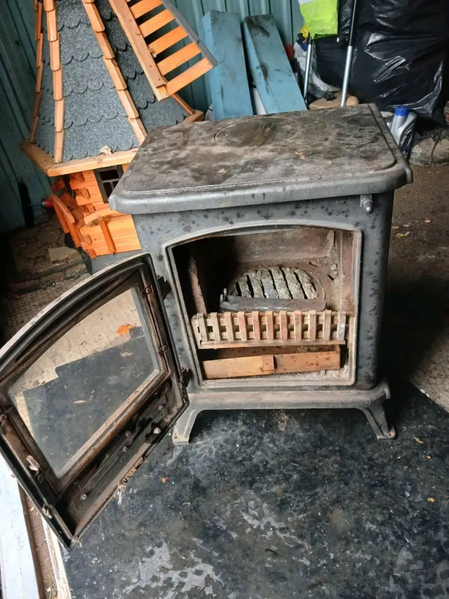 Solid fuel stove . - Image 1
