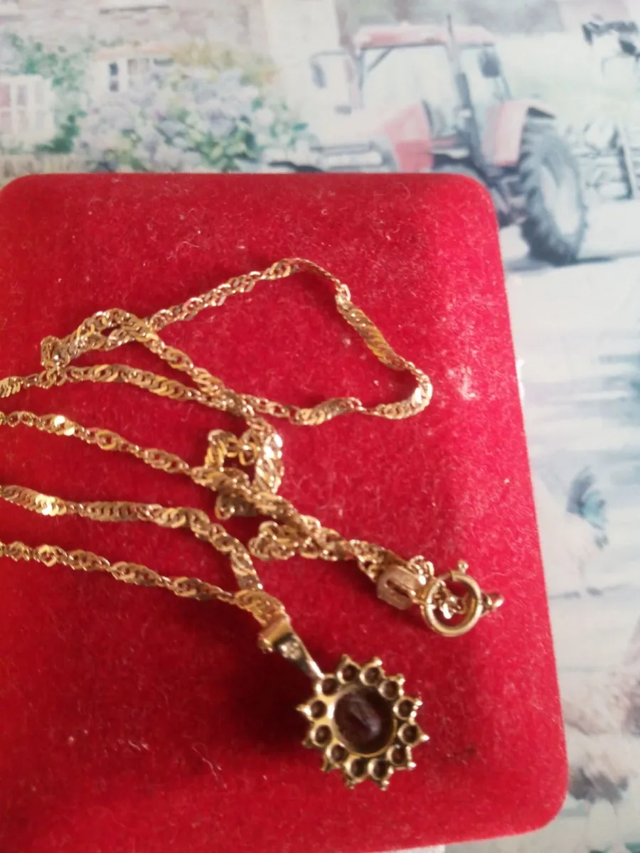 9ct gold chain and pendant - Image 3