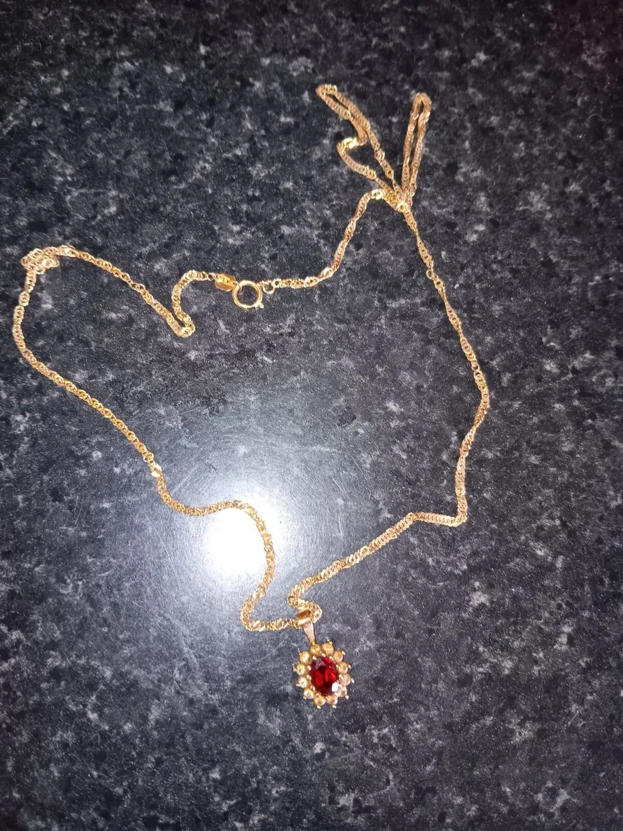 9ct gold chain and pendant - Image 2