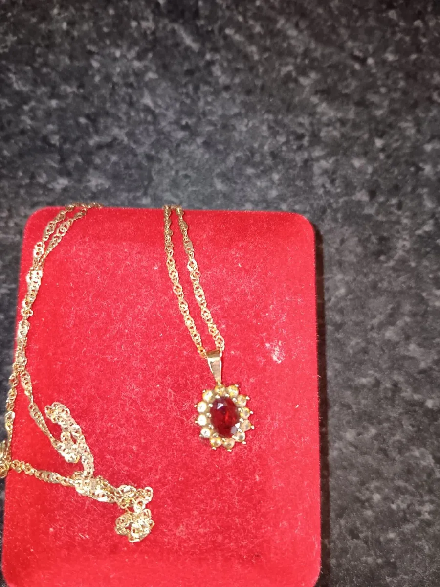 9ct gold chain and pendant - Image 1