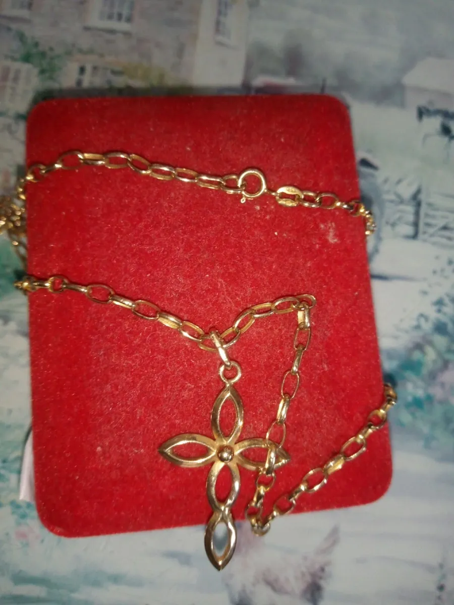 9ct gold chain and pendant - Image 2