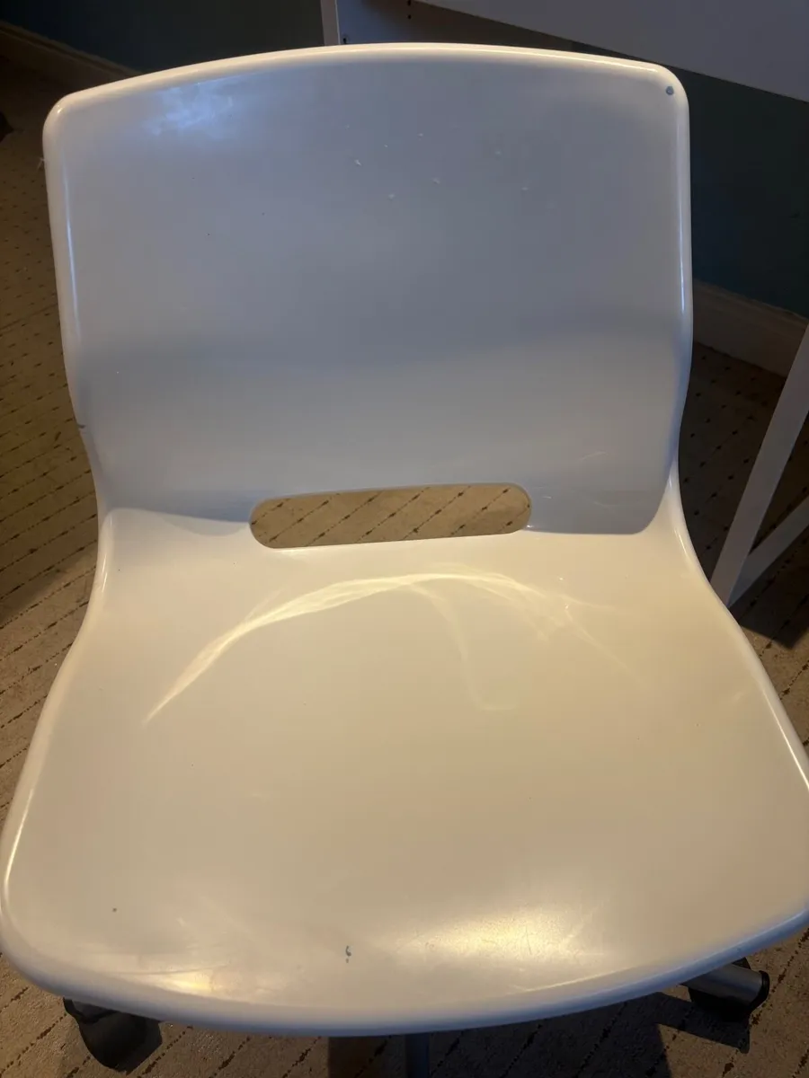 FREE – White Desk & Swivel Chair – Collection Kilc - Image 2