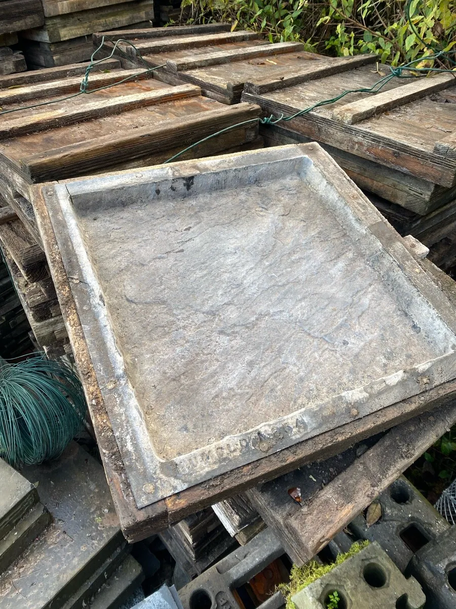 Tile frames with vibration table - Image 1