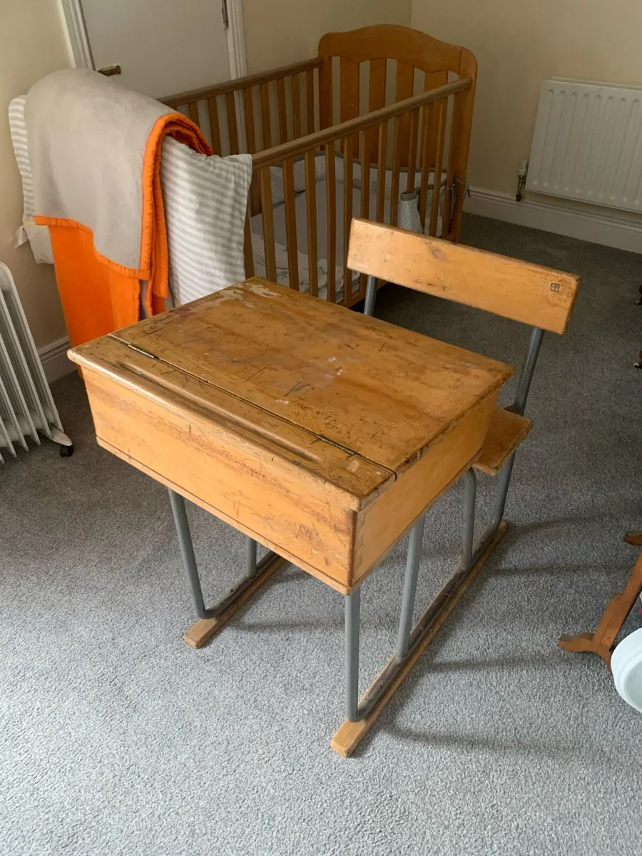 School desk - Image 1