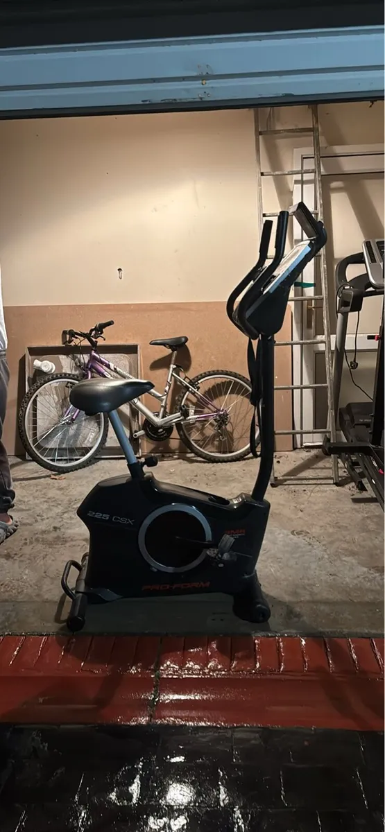 225 csx pro form exercise bike - Image 2