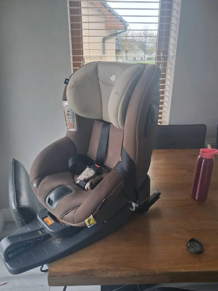 Baby changing table and car seats - Image 2