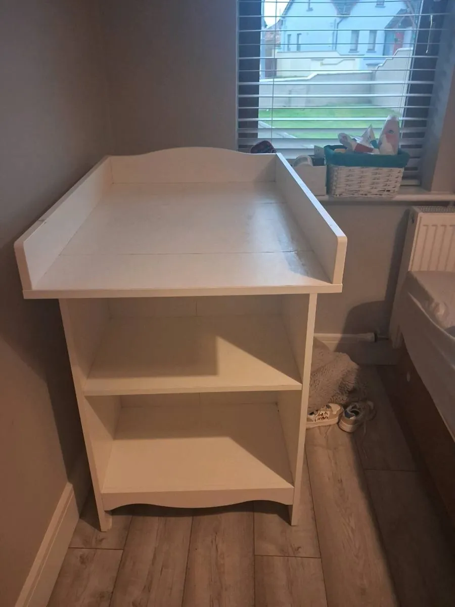 Baby changing table and car seats - Image 1