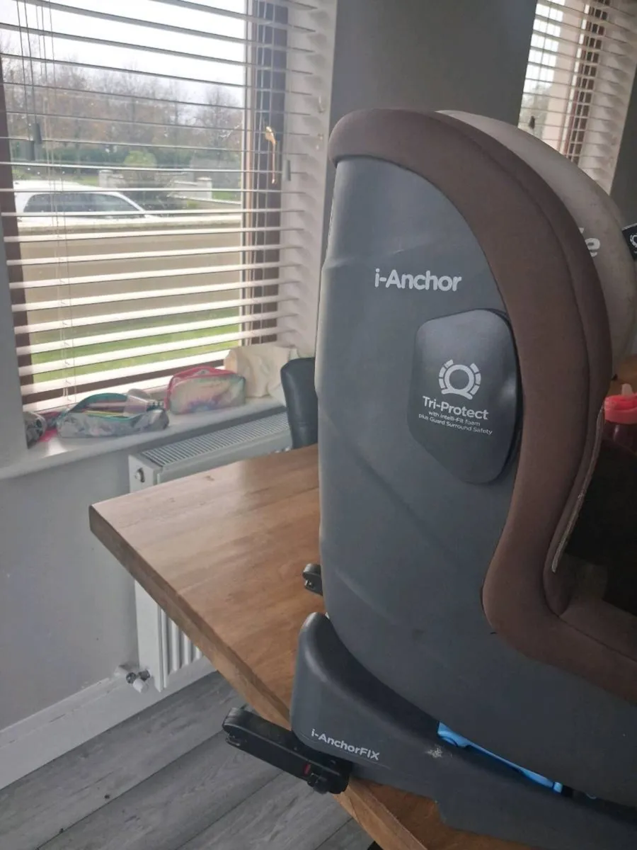 Baby changing table and car seats - Image 3