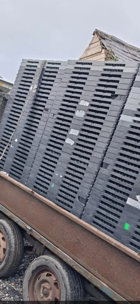 300 Heavy Duty Plastic Pallets - Image 1