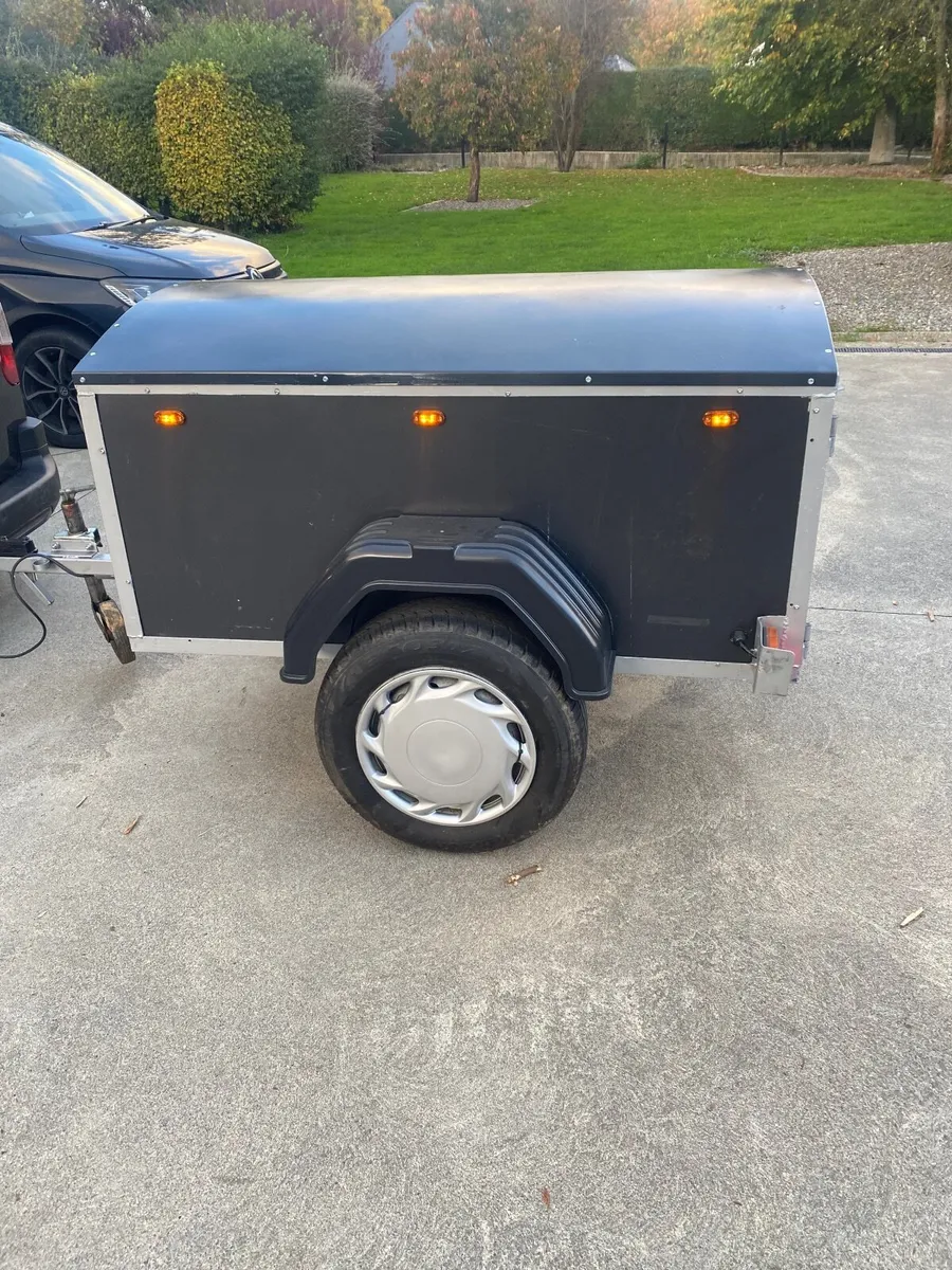 Dog box - Image 1