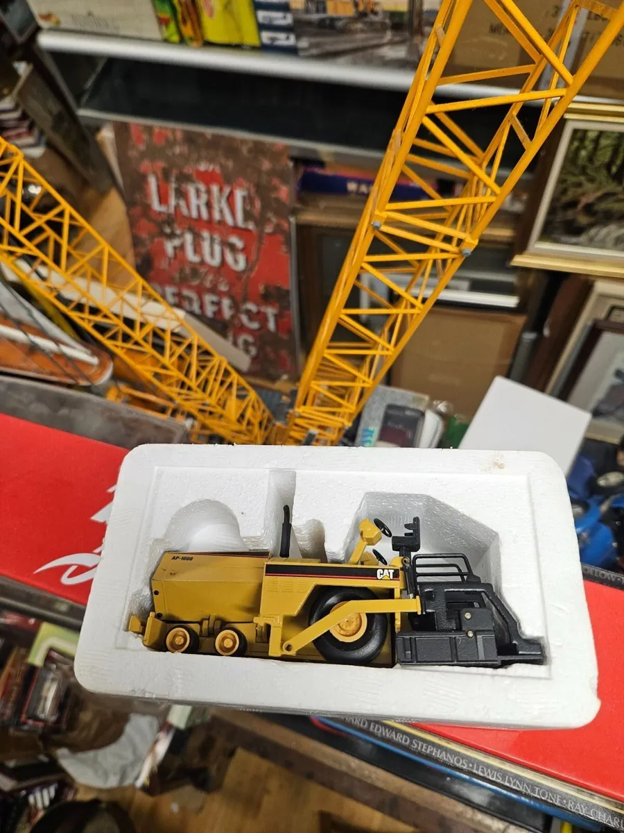 Corgi NZG Catapillar Paver 1.50 - Image 1