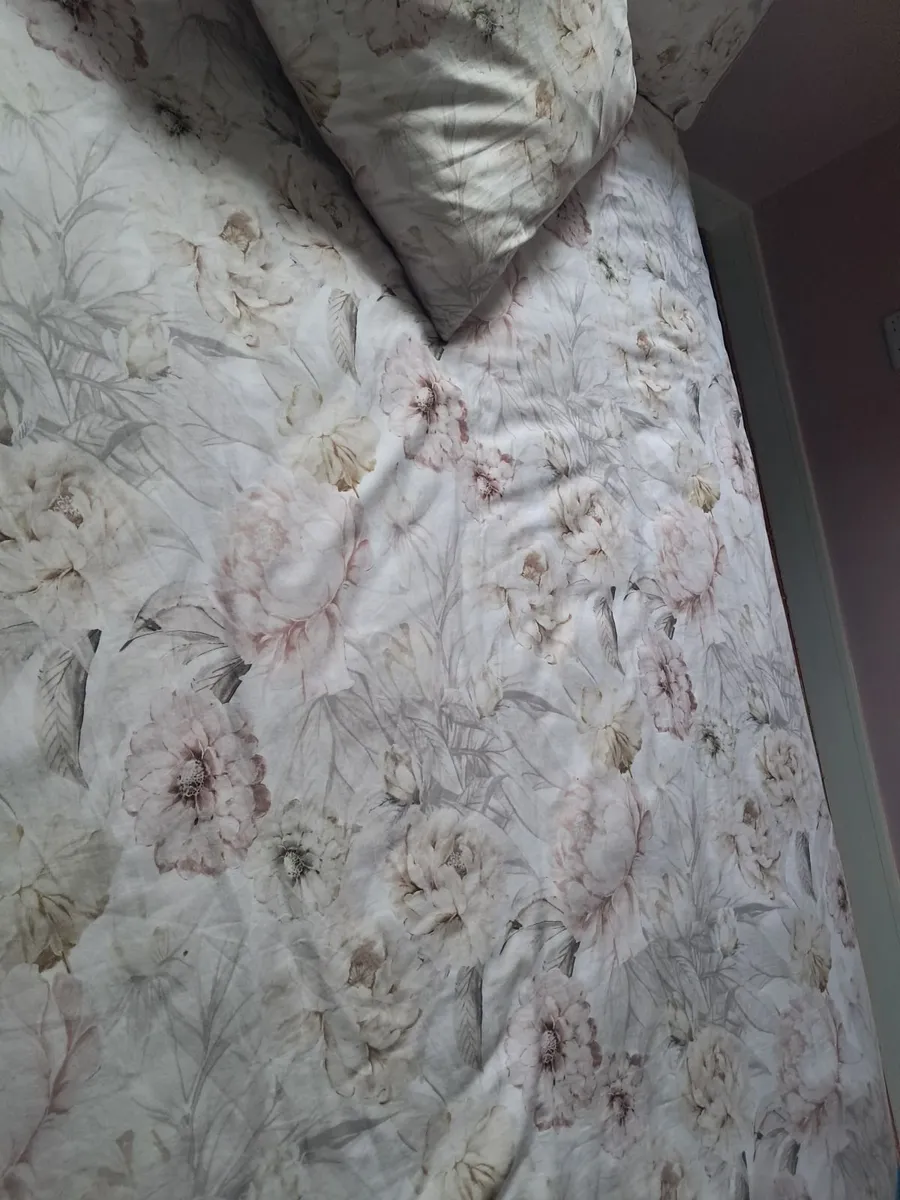 Double bed - Image 1